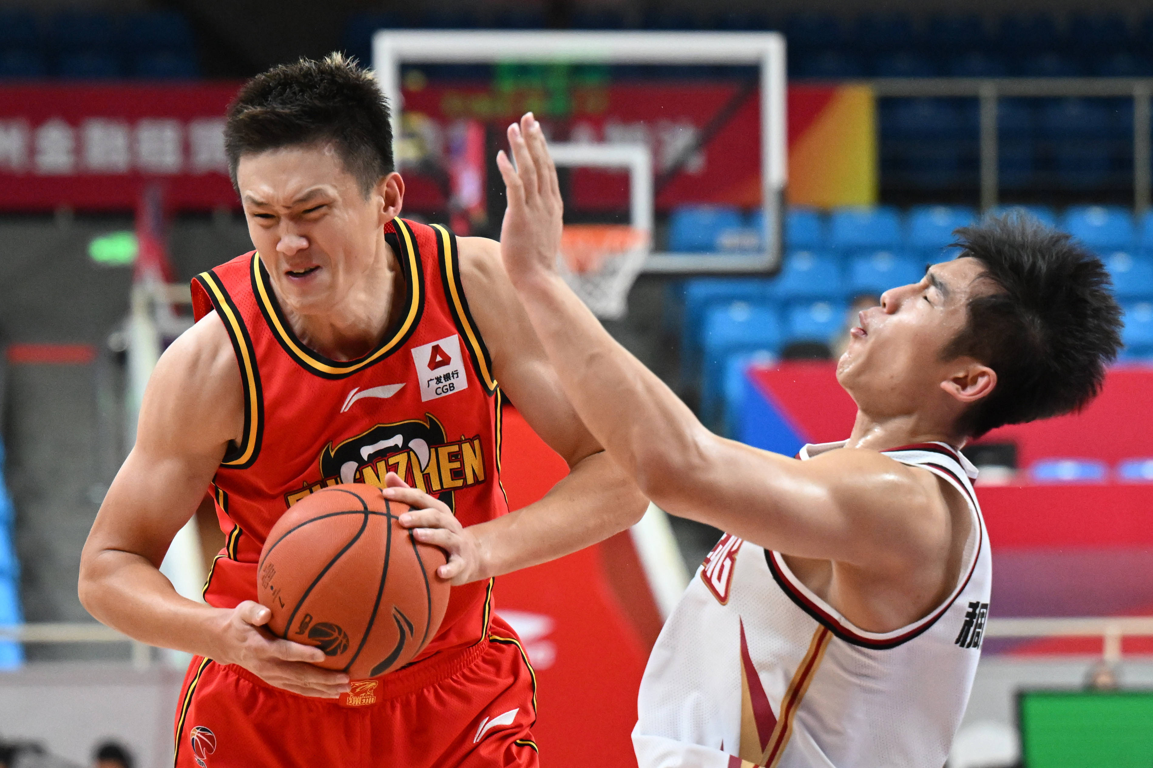 问鼎娱乐-出色防守首场状态出色，加拿大队观众沸腾！，Ming重返赛场热度持续攀升(勇士不敌热火库里飚中三分点燃观众)