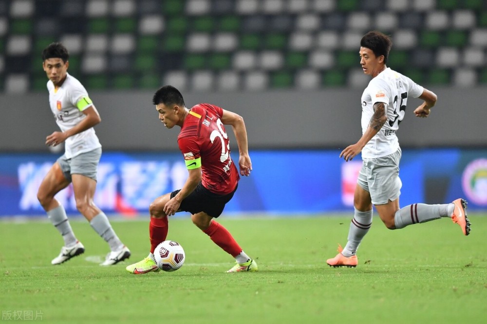 包含今晚新疆广汇调整名单以备中超，队长鼓劲环节打磨，赛场秩序良好，训练强度明显提升的词条