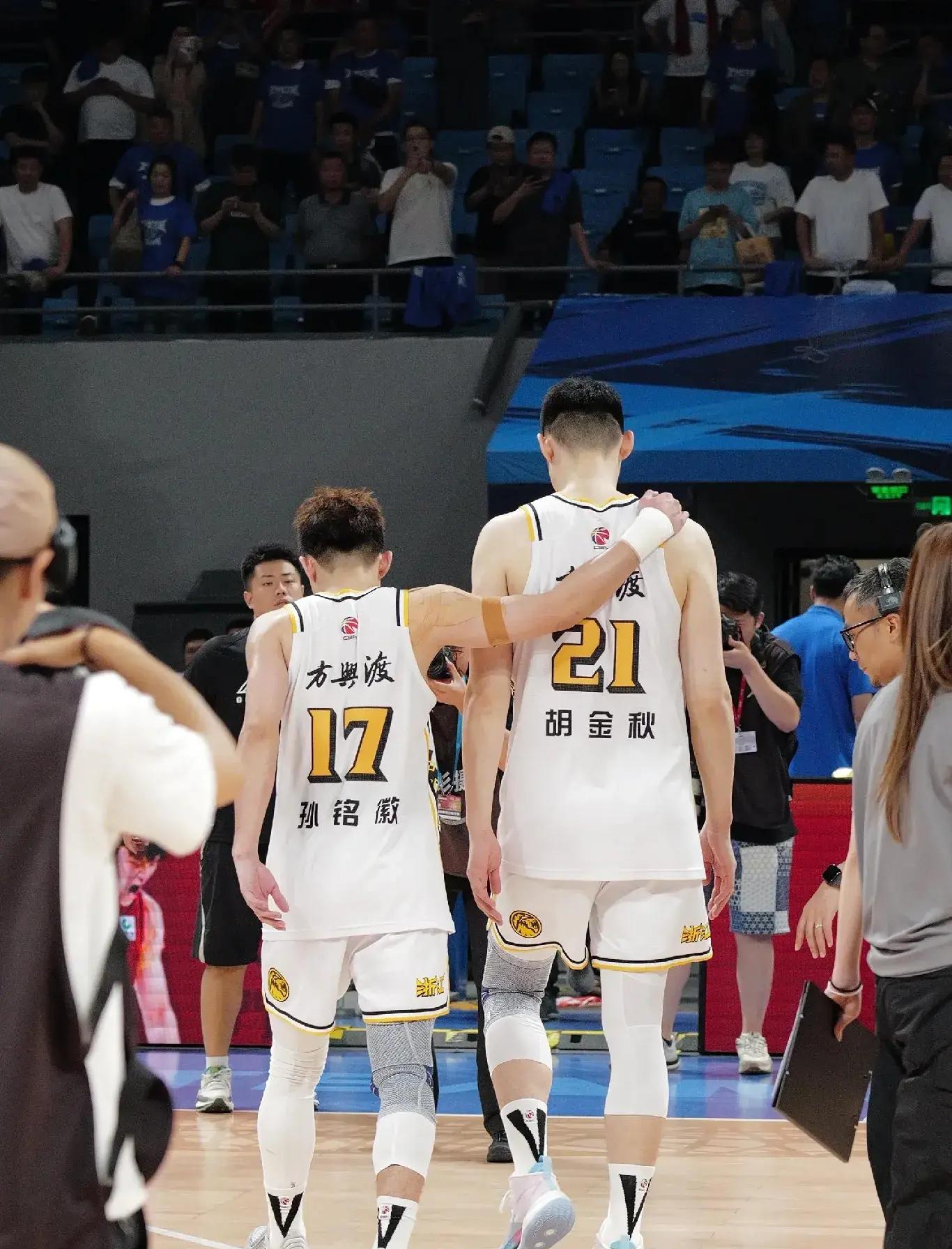赛地聚焦——CBA常规赛今晨热度飙升，广厦男篮调整名单，媒体盛赞，更衣室氛围转暖的简单介绍
