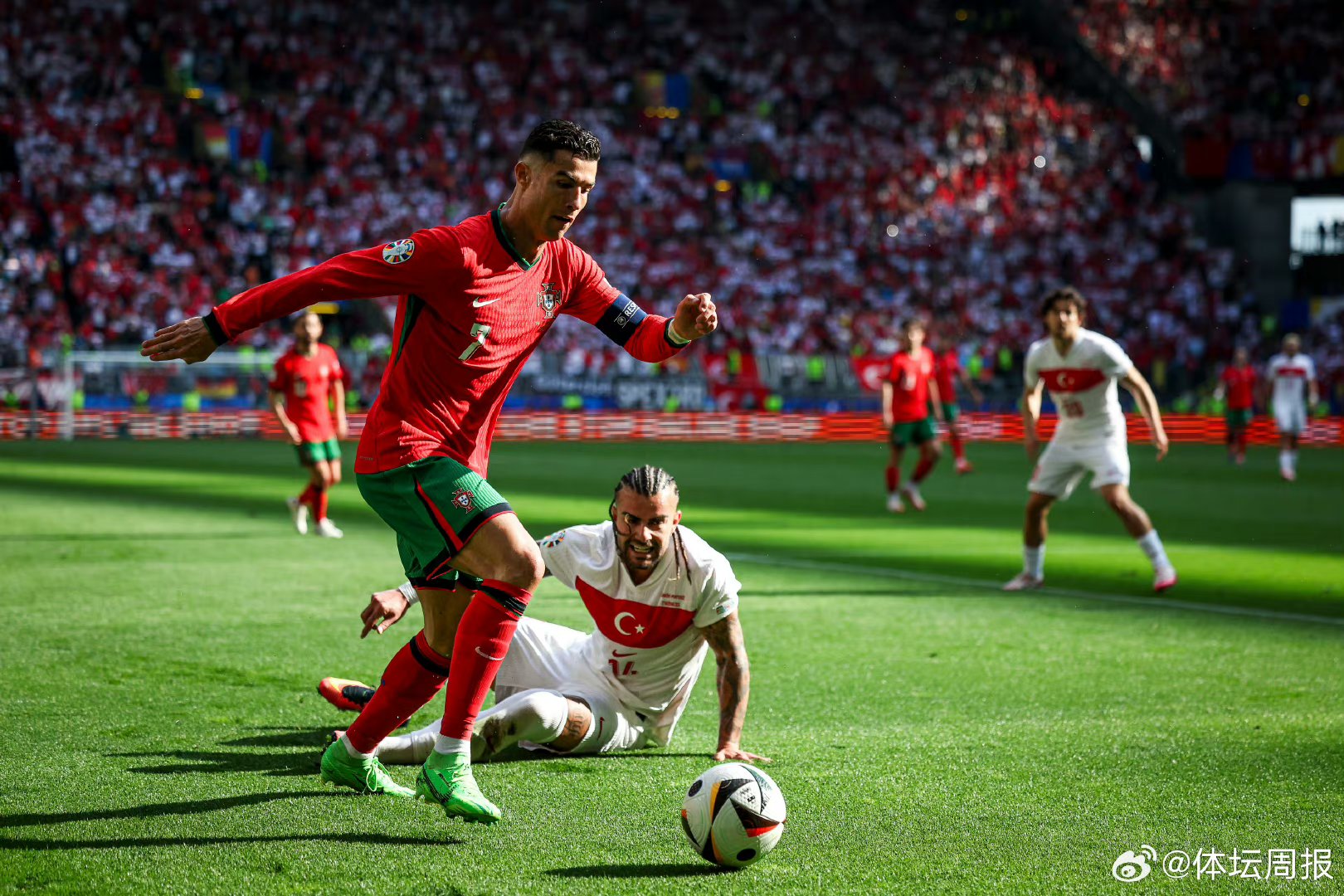 问鼎-关于C罗在拜仁比赛中精彩发挥，势不可挡引发热议！的信息